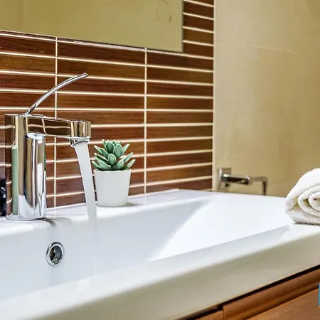 Sea Views & Parking - Soho Cozy Apartment *