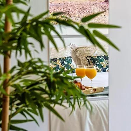 Sea Views & Parking - Soho Cozy *